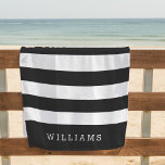 Serviette De Plage Bande noire et blanche personnalisée<br><div class="desc">La serviette de plage,  très chic et personnalisée,  présente des rayures noires et blanches classiques,  avec votre nom ou votre choix de personnalisation au fond en lettres blanches et en gras.</div>