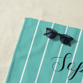 Serviette De Plage Bandes blanches sur nom de script Turquoise et noi (En situation)