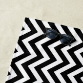 Serviette De Plage Bandes Chevron moyennes vertes noires et blanches (En situation)