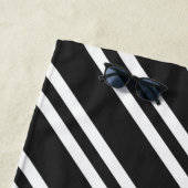 Serviette De Plage Bandes classiques personnalisées en noir et blanc (En situation)
