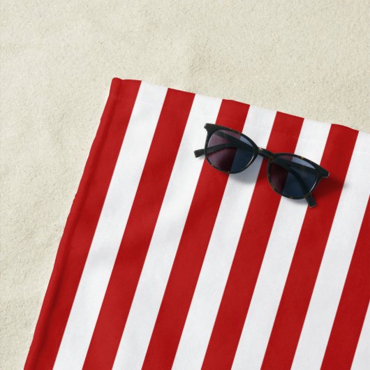 Serviette De Plage Bandes de cabane rouge et blanc Monogramme initial (En situation)