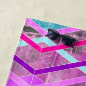 Serviette De Plage Bandes de croisement géométriques violettes roses (En situation)