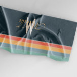Serviette De Plage Bandes de palette de couleurs vintages rétro monog<br><div class="desc">Design minimaliste de lignes horizontales colorées et rayures inspirées du style les années 70 drôle, avec une palette de couleurs vintages rétro les années 70 bleu jaune orange et gris aqua pour tous les nostalgiques. ce design peut facilement être customisé et personnalisé avec nom et monogramme style rétro élégante typographie....</div>