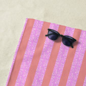 Serviette De Plage Bandes géométriques roses chic Géostripes (En situation)