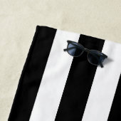 Serviette De Plage Bandes modernes en noir et blanc (En situation)