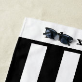 Serviette De Plage Bandes modernes en noir et blanc (En situation)
