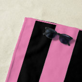 Serviette De Plage Bandes noires et roses (En situation)