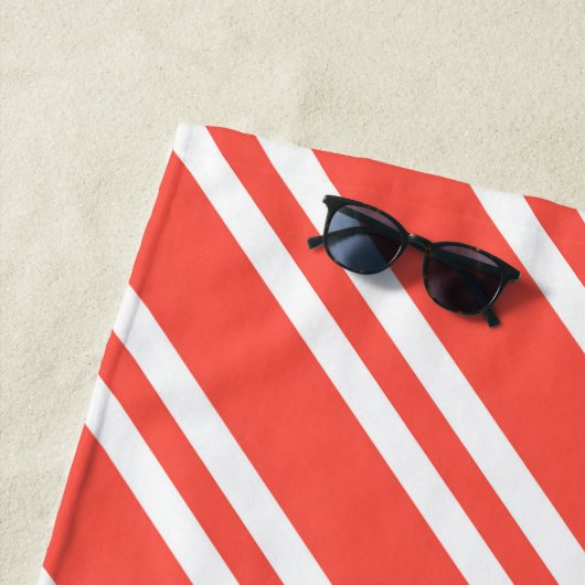 Serviette De Plage Bandes personnalisées rouge-orange et blanc (En situation)