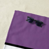 Serviette De Plage Bandes pourpres et blanches personnalisées (En situation)