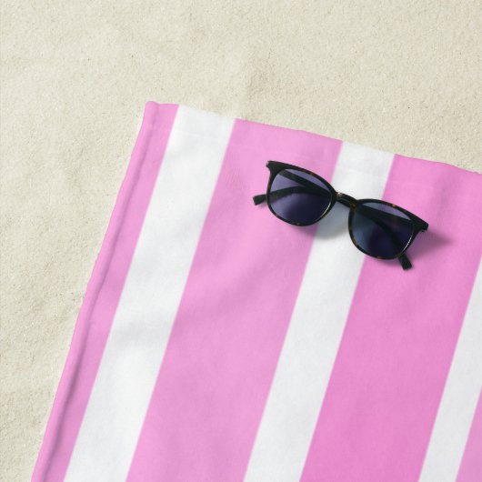 Serviette De Plage Bandes roses et blanches (En situation)