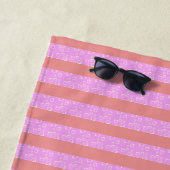 Serviette De Plage Bandes roses géométriques (En situation)