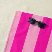 Serviette De Plage Bandes verticales rose chaud (En situation)