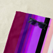 Serviette De Plage Bandes verticales violettes multicolores (En situation)