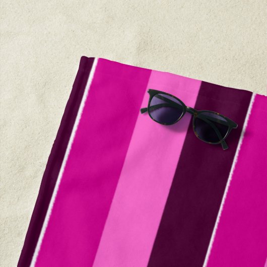 Serviette De Plage Bandes violettes et roses (En situation)