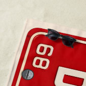 Serviette De Plage Beach Babe 1969 | Red Retro Florida License Plate (En situation)