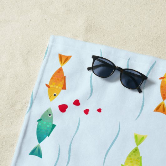 Serviette De Plage Beau poisson romantique dans l'océan tombent amour (En situation)