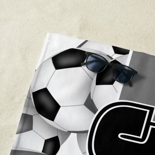 Serviette De Plage Beaucoup de balles de football noir gris équipe co (En situation)