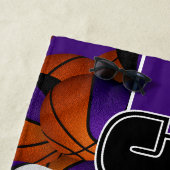 Serviette De Plage Beaucoup de boules de basket violet noir couleurs (En situation)
