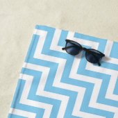 Serviette De Plage Bébé Bleu et Blanc Moyen Taille Diagonal Chevron (En situation)