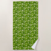 Serviette De Plage Belles fleurs blanches sur feuilles vertes (Devant)