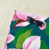 Serviette De Plage Belles fleurs de Magnolia rose (En situation)