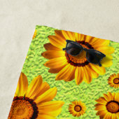 Serviette De Plage Belles fleurs jaunes sur vert abstrait (En situation)