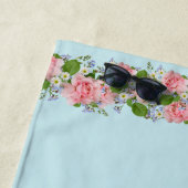 Serviette De Plage Belles fleurs roses sur bleu clair (En situation)