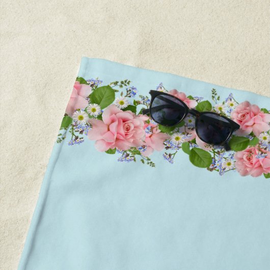 Serviette De Plage Belles fleurs roses sur bleu clair (En situation)