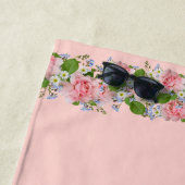 Serviette De Plage Belles fleurs roses sur rose clair (En situation)