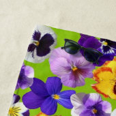 Serviette De Plage Belles Pansies de Printemps (En situation)