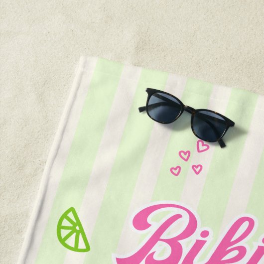 Serviette De Plage Bikinis Dessinés à la Main & Martinis pour l'Enter (En situation)