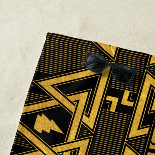 Serviette De Plage Black Adam Lightning Bolt Motif triangulaire (En situation)