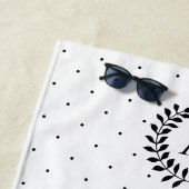 Serviette De Plage Black And White Laurel Monogram Polka Dot Pattern (En situation)