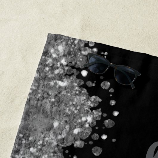 Serviette De Plage Black Silver Glitter Grey Modern Monogram (En situation)