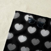 Serviette de plage Black White Hearts (En situation)
