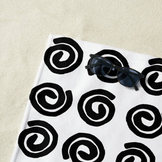 Serviette de plage Black White Spiral (En situation)