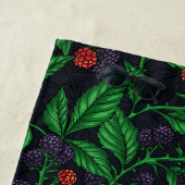 Serviette De Plage Blackberry sur gris foncé (En situation)