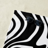 Serviette de plage blanche et blanche noire (En situation)