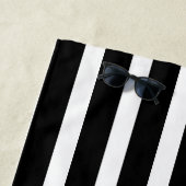 Serviette de plage blanche rayée personnalisée en  (En situation)