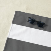 Serviette De Plage Blancs et gris et monogramme (En situation)