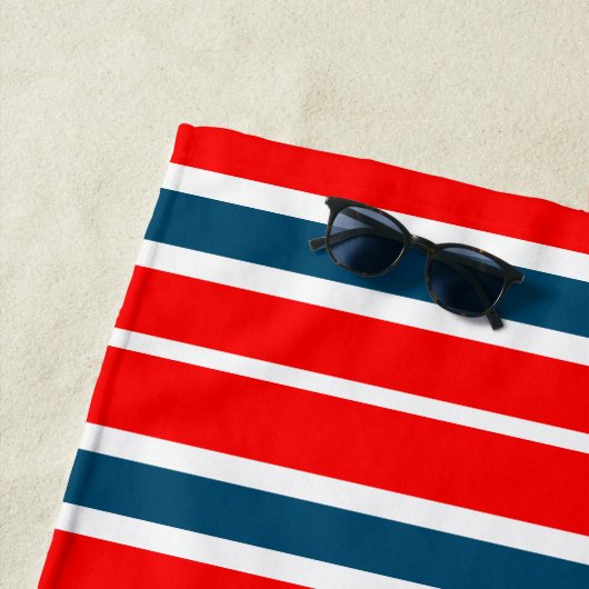 Serviette De Plage Blancs Rouges Et Bleus (En situation)