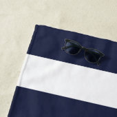 Serviette De Plage Bleu blanc et minuit et Monogramme rouge (En situation)