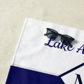 Serviette De Plage Bleu bleu marine Monogramme blanc Maison du lac (En situation)