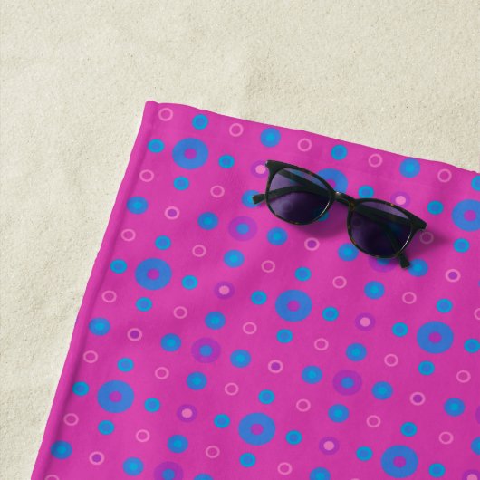 Serviette De Plage Bleu brillant Pois quirky sur Magenta (En situation)