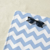 Serviette de plage bleu-clair et blanche de zigzag (En situation)
