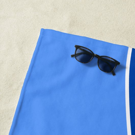 Serviette De Plage Bleu-clair et bleu-foncé + Nom fait sur commande (En situation)