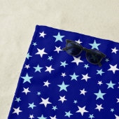 Serviette De Plage Bleu clair et étoiles blanches sur fond bleu marin (En situation)