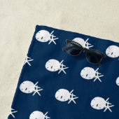 Serviette De Plage Bleu de la Marine côtière Starfish personnalisé (En situation)