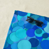 serviette de plage bleu dot confetti (En situation)