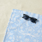 Serviette De Plage Bleu doux et blanc avec Monogramme (En situation)